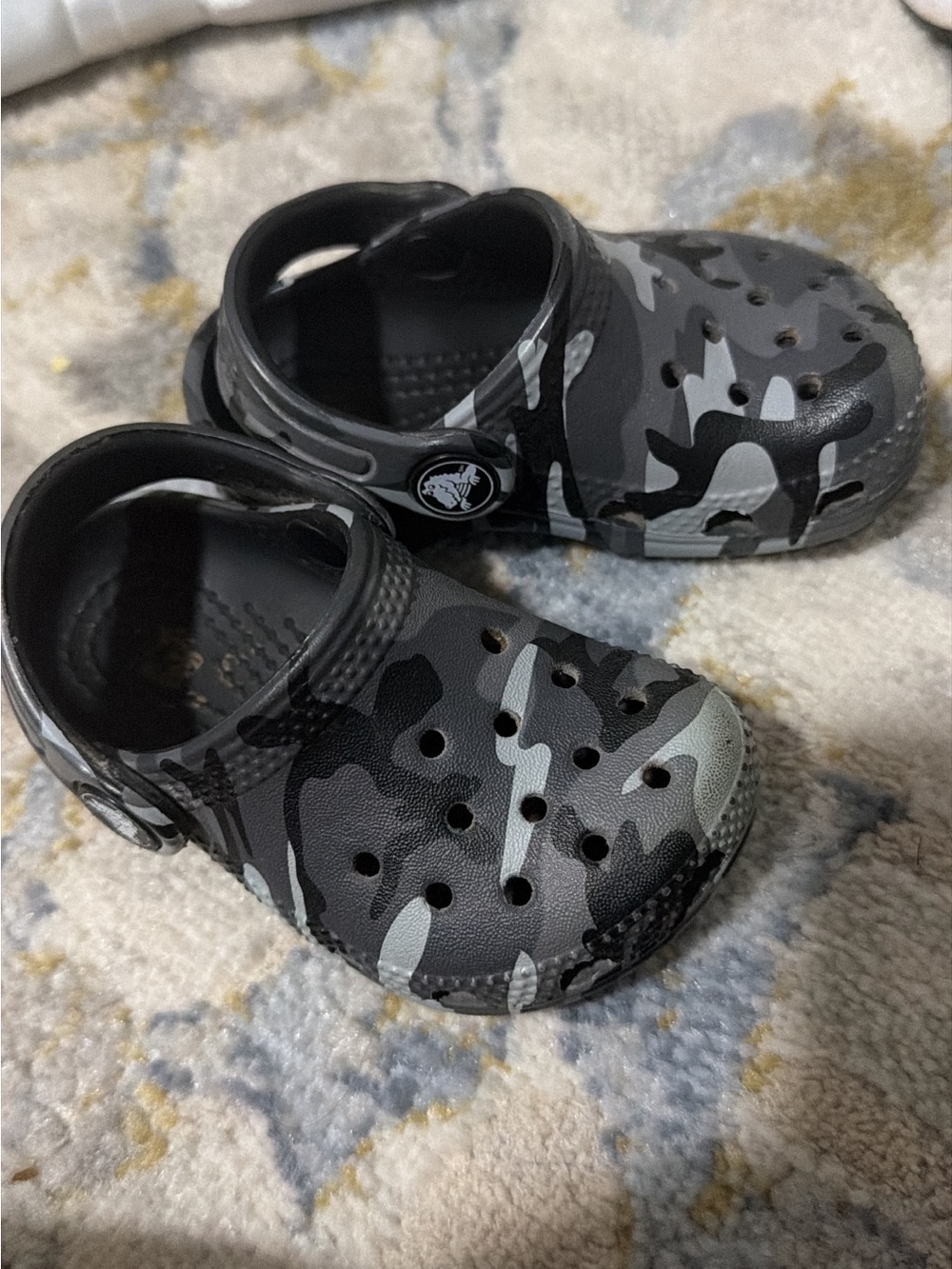 CROCS Kids Clog in Gray and Black Camouflage